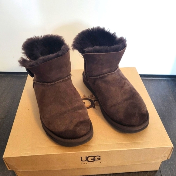 UGG Women's Mini Bailey Button II Winter Boot Size 6 - Picture 2 of 8